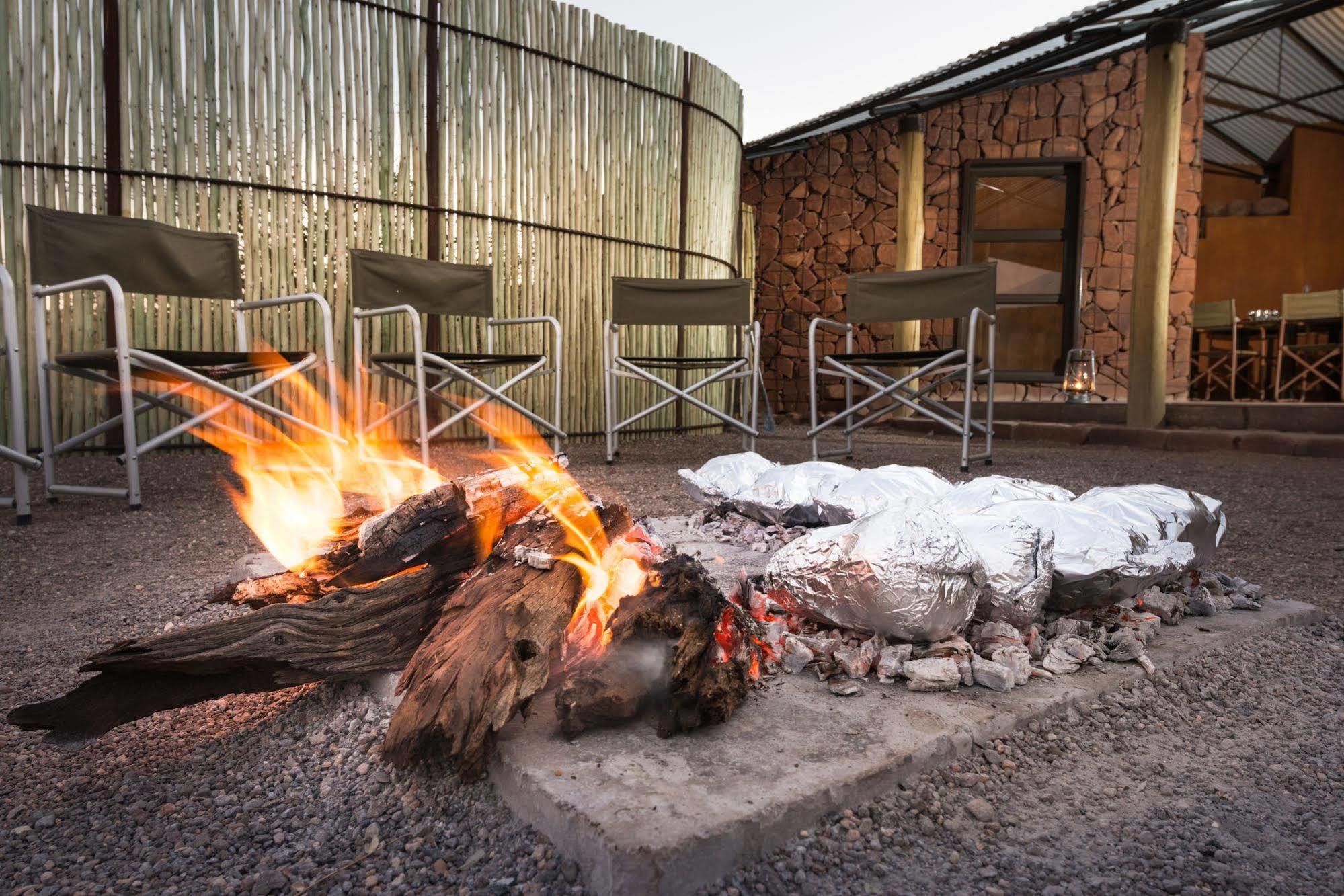 Etendeka Mountain Camp Damaraland Exterior foto